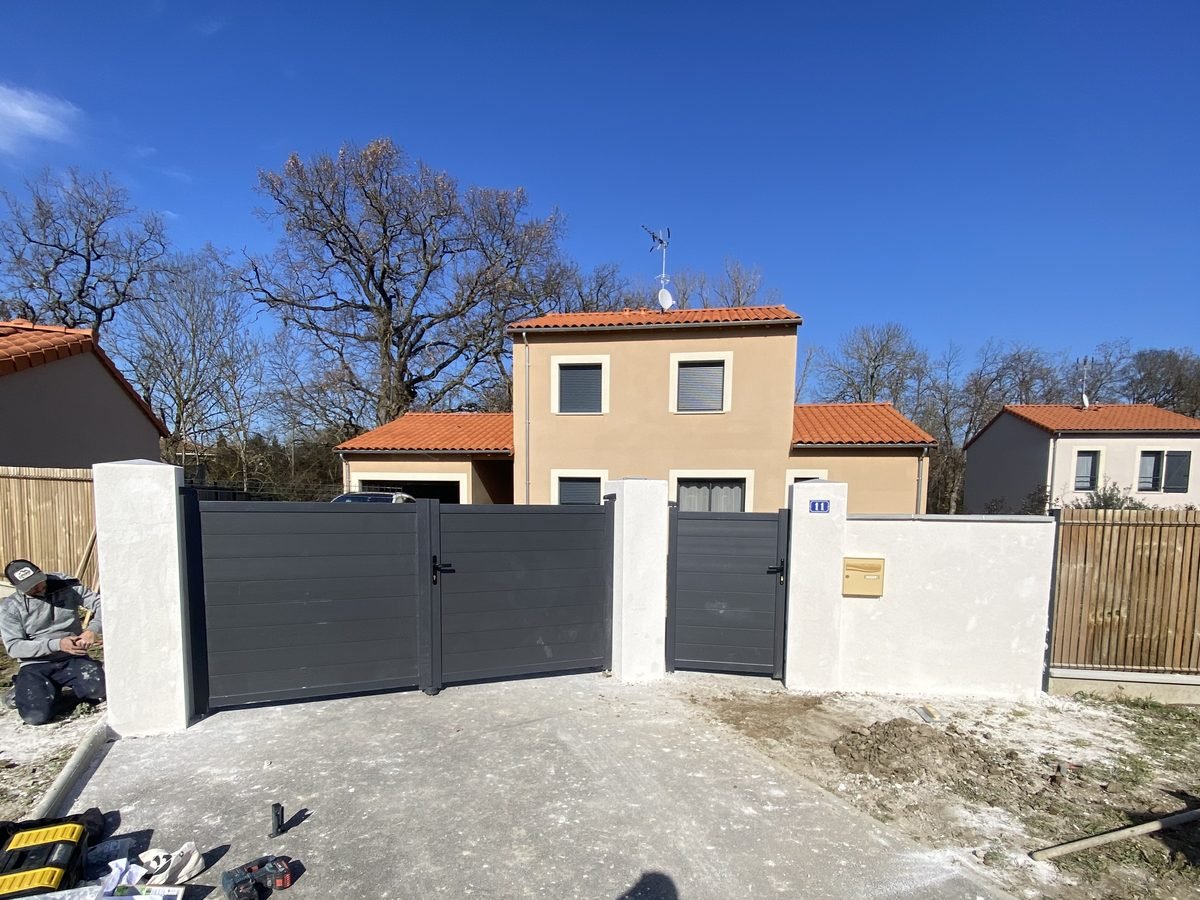 Portail aluminium gris et mur de clôture enduit blanc terminés à Merville