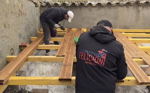 Pose des lames d’une terrasse en bois sur lambourdes par l’Entreprise Felicioni