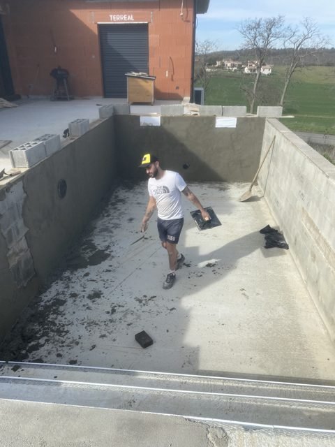 Bassin de piscine en béton en cours d’enduit à Pujaudran
