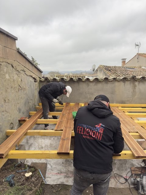 L’équipe Entreprise Felicioni pose les lames d’une terrasse en bois sur lambourdes à Castelnaudary