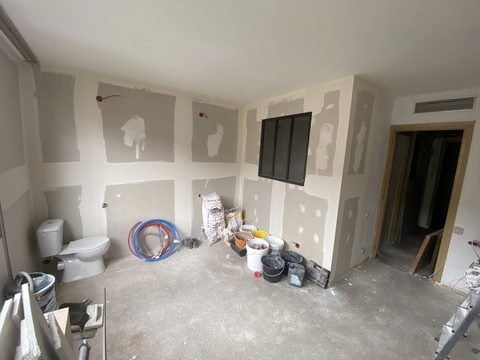 Pièce en rénovation à Toulouse : cloisons placo bandées et verrière d’atelier posée