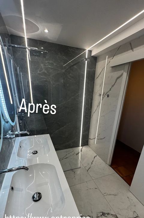 Salle de bain rénovée en marbre gris avec douche à l’italienne